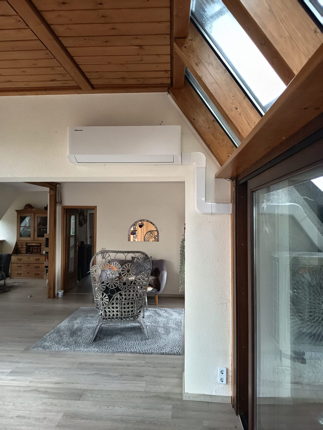 Klimaanlage im Dachgeschoss mit Holzdecke, montiert von Kavakbasi