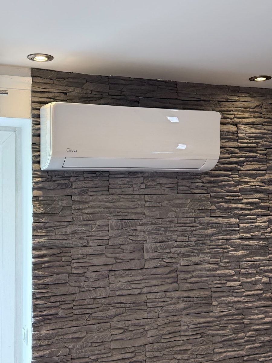Wandgerät vor einer Natursteinwand im Wohnzimmer